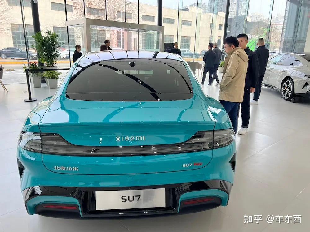 小米汽车“箭上弦”：SU7进店预约看车，排到晚上8点，门店销售明确四款对标车型